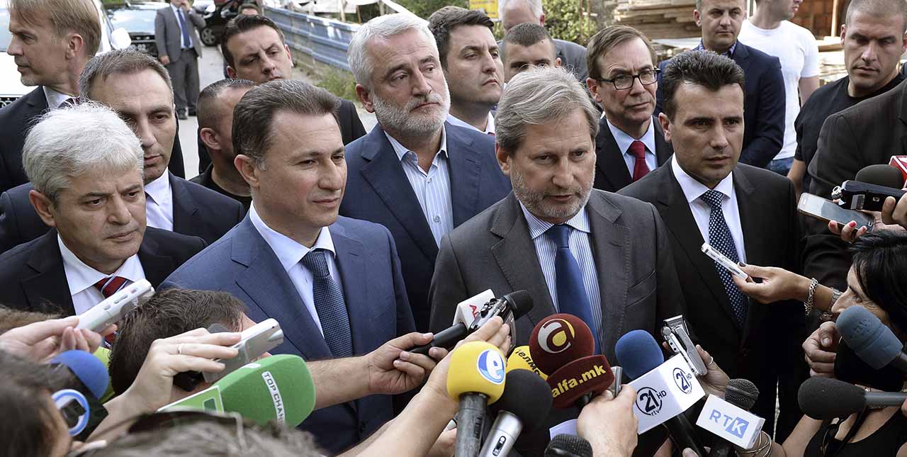 Johannes Hahn (C), EU-Kommissar für Europäische Nachbarschaftspolitik und Erweiterungsverhandlungen, zusammen mit Premierminister Nikola Gruevski (L) und Oppositionsführer Zoran Zaev (R). Foto: picture alliance/dpa