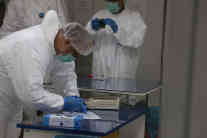 Vorbereitung der Knochenproben für die DNA-Analyse in steriler Umgebung. Foto: BR | Till Rüger