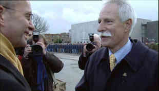 Tom Karremans wird 2006 mit einem Orden für den tapferen Einsatz in Srebrenica ausgezeichnet.