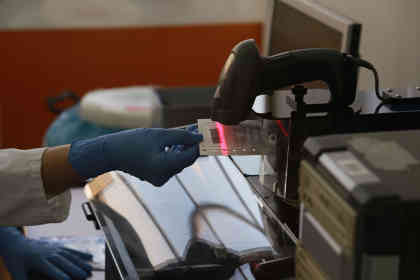 Eine Blutprobe wird gescannt. Foto: BR | Till Rüger