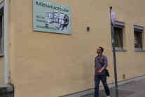 Mahir Sahinovic vor seiner alten Schule in Kempten. Foto: BR |Alex Goldgraber