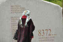 "8372 - Es sind noch nicht alle!" steht auf dem Gedenkstein in Potocari. Foto: BR | Karin Straka