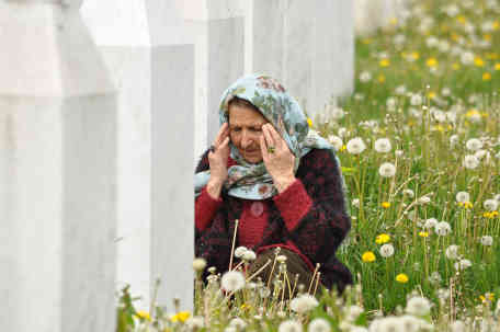 Kada Hotic betet am Grab ihres Sohnes und ihres Mannes. Foto: BR |Karin Straka