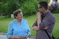 Mahir Sahinovic trifft seine Gastmutter Mathilde Hanke. Foto: BR | Alex Goldgraber