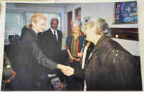 Der damalige UN-Generalsekretär Kofi Annan mit seiner Frau bei den "Müttern von Srebrenica" in Sarajevo. Foto: picture-alliance/dpa