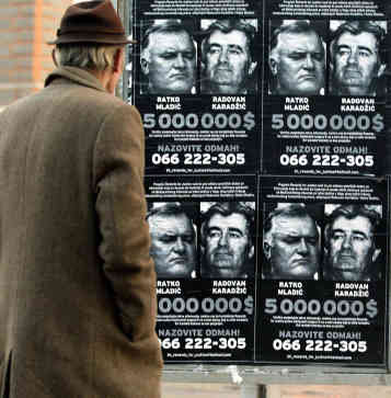 Fahndungsplakate von Radovan Karadzic und Ratko Mladic. Foto: picture-alliance/dpa