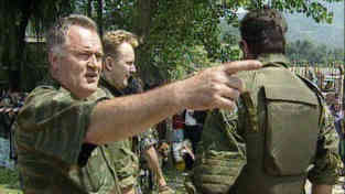 Ratko Mladic mit Soldaten in Potocari.