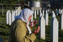 Bida Osmanovic betet für ihren vermissten Sohn. Für ihn gibt es bis heute keine Grabstelle. Foto: BR | Till Rüger