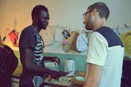 Ali führt den Studenten Christoph in die Kunst des Cassava-Schneidens ein. Foto: BR | Isabella Purkart