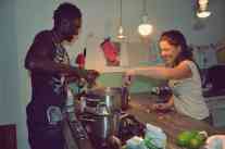 Viele Köche verderben den gambischen Eintopf Domoda nicht – ganz im Gegenteil! Foto: BR | Isabella Purkart