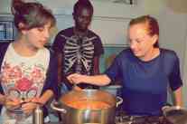 Ali verlässt sich bei der Verkostung auf die Kursteilnehmerinnen, da diese sich den Eintopf auch selber eingebrockt haben. Foto: BR | Isabella Purkart