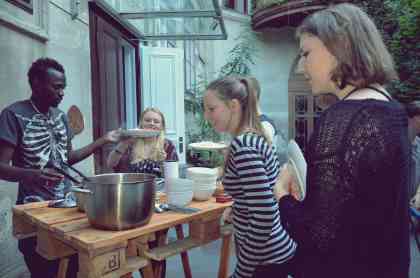 Essen ist fertig! Ali serviert das Ergebnis des gemeinsamen Kochabends. Foto: BR | Isabella Purkart