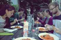 Die Kursteilnehmer lassen sich ihr Domoda schmecken. Foto: BR | Isabella Purkart