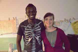 Kursleiter Ali mit der ehrenamtlichen Kursbegleiterin Julia. Foto: BR | Isabella Purkart