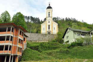 Die Orthodoxe Kirche am Berghang von Srebrenica. Foto: BR |Karin Straka