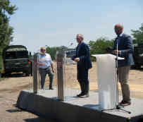 Ungarns Verteidigungsminister Csaba Hende betritt die Bühne auf der Innenminister Sandor Pinter bereits mit seinem Pressesprecher wartet. Foto: BR | Attila Poth