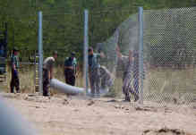 Der Zaun soll bis zum 30. November fertig sein. Foto: BR | Attila Poth