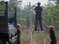 Welche Art von Zaun gebaut werden soll, ist noch nicht entschieden wurden. Dies ist die die eine Variante. Foto: BR | Attila Poth