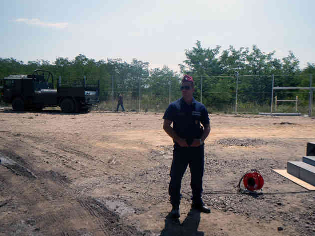 Militär, Häftlinge und öffentlich Bedienstete sollen diesen Zaun bauen. Foto: BR | Attila Poth