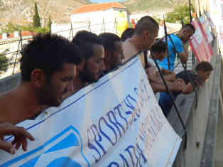 Die Brückenspringer beobachten gebannt die Sprünge ihrer Kollegen. Manch einen verlässt bei diesem Anblick der Mut. Foto: BR | Eldina Jasarevic