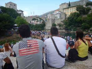 Schon beim Blick auf die Brücke wird so manch einem schwindelig. Foto: BR | Eldina Jasarevic