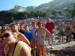 Neben den Einheimischen, verfolgen auch viele Touristen gebannt das Spektakel. Foto: BR | Eldina Jasarevic