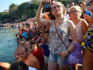 Das Flussufer ist gesteckt voll mit Schaulustigen. Foto: BR | Eldina Jasarevic