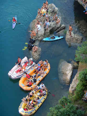 Die Rettungsboote sind stets einsatzbereit, denn auch für geübte Springer ist der Sprung nicht ohne Risiko. Foto: BR | Eldina Jasarevic