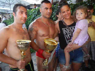 KL_426058_BiH_EldiDie Helden der Stunde. Sieger Lorens Listo und Kemal Fazlic (Platz 2) posierten nach dem Wettkampf mit zahlreichen Fans. Foto: BR | Eldina Jasarevicna_Mostar_Brueckenspringen_Sieger_08_150726