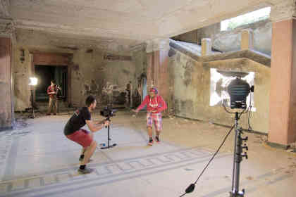 Videodreh in einem verlassenen Gebäude in den Randbezirken von Sofia. Foto: Hristo Petkov