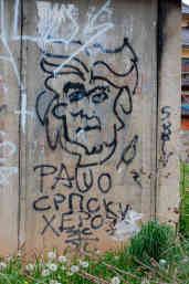 „Radovan Karadzic – ein serbischer Held“ steht auf dieser Wand in Pale. Foto: BR | Stephan Ozsváth