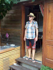 Der Bildhauer und Maler Alfred Graf in der Tür seiner Kabane. Foto: BR | Ralf Borchard