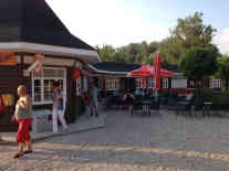 Der Kiosk mit Café ist der zentrale Treffpunkt im Strombad. Foto: BR | Ralf Borchard