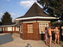 Plausch vor Kabanen, die nach dem letzten Hochwasser neu aufgebaut wurden. Foto: BR | Ralf Borchard