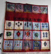 Ein Wandteppich mit den Namen von Ermordeten, meist jungen Männern. Foto: BR | Karin Straka