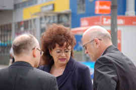 ARD Korrespondent Stephan Ozsváth mit Sonja Karadzic und ARD-Mitarbeiter Mladen Pehar in Pale. Foto: BR | Zarko Bogdanovic