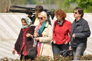 Karla-Engelhard-mit-Team-in-Srebrenica-228-150429