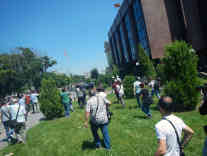 Im Juli 2014 bewarfen ethnische Albaner nach einem kontroversen Prozess das Gerichtsgebäude in Skopje. Foto: BR |Schaban Bajrami