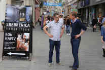 Ralf-Borchard-und-Mahir-vor-der-Ausstellung-in-Sarajevo