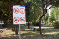 Trotz der Verbotsschilder haben die müden Flüchtlinge im Stadtpark von Kanjiza / Magyarkanizsa (Serbien) übernachtet. Foto: BR | Attila Poth