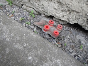 Schuhsohle auf der Straße: Viele Flüchtlinge legen täglich mehrere Stunden zu Fuß zurück, um nach Europa zu gelangen. Foto: BR | Attila Poth