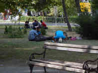 Flüchtlinge im Stadtpark von Kanjiza / Magyarkanizsa: Beten - auch auf der Flucht Teil des Alltags. Foto: BR | Attila Poth