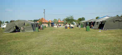 Notunterkunft am Stadtrand von Kanjiza / Magyarkanizsa (Serbien). Ein Zelt für Männer, ein anderes für Frauen und Familien. Foto: BR | Attila Poth
