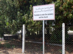 Vor dem Friedhof in Backi Vinogradi / Kiralyhalom (Serbien): Ein Schild verbietet nun das Betreten des Friedhofs. Vor einigen Wochen hatten Flüchtlinge hier vor einem Unwetter Schutz gesucht. Foto: BR | Attila Poth