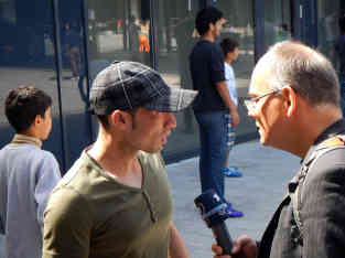 Ein Flüchtling aus Afghanistan erklärt ARD–Korrespondent Stephan Ozsváth warum er seine Heimat verlassen hat.