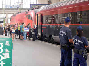 Strenge Polizei-Kontrollen am Budapester Ostbahnhof – Einige Flüchtlinge müssen den Zug nach Frankfurt wieder verlassen. Foto: BR | Attila Poth