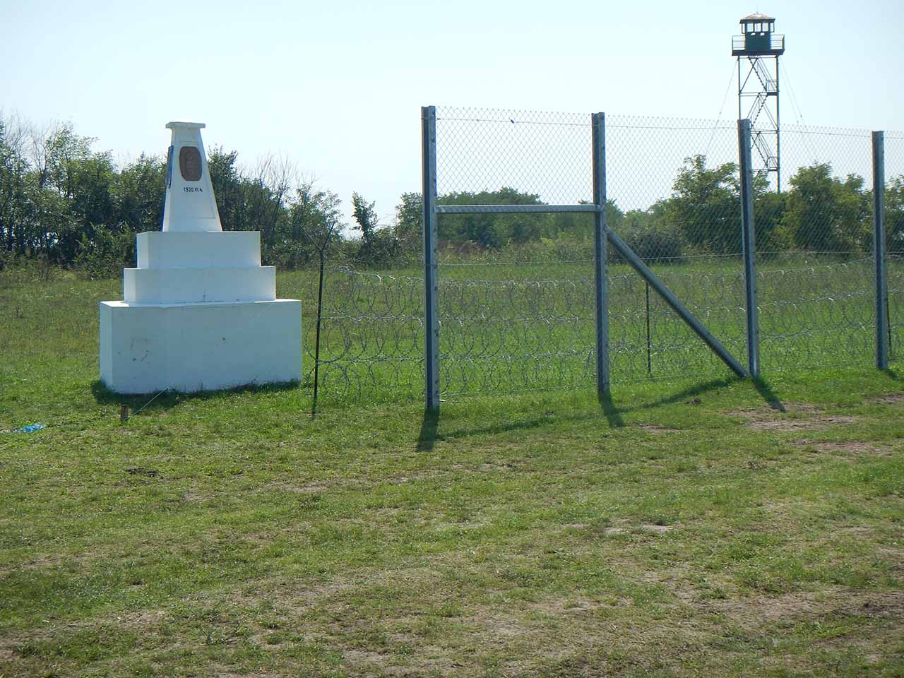 Dreiländereck: drei Dörfer aus drei Ländern treffen sich hier jährlich einmal um gemeinsam zu feiern. Jetzt müssen sie dafür einen neuen Ort finden – wo sonst immer die Bühne stand, steht jetzt der Grenzzaun.