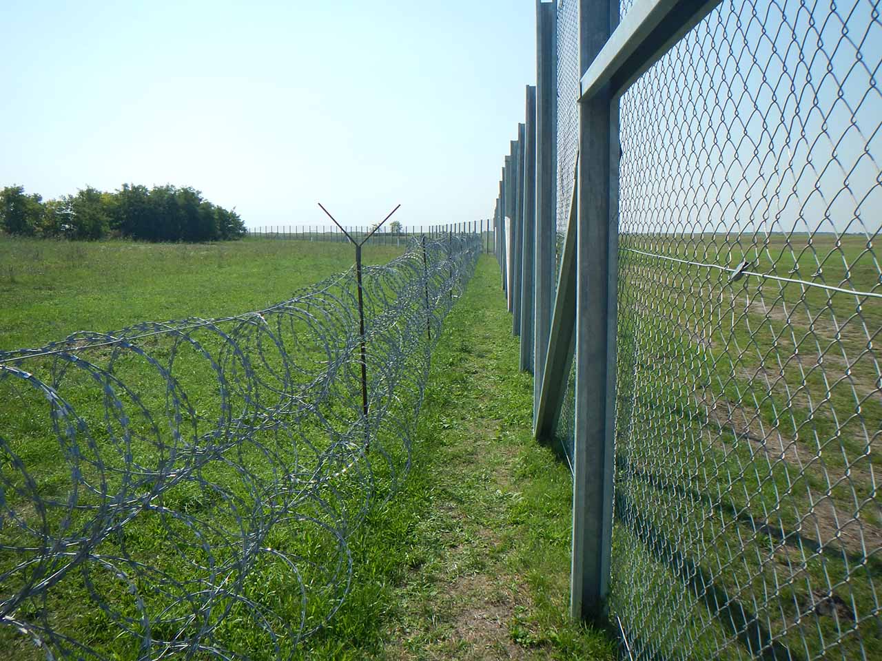 Der Zaun verläuft 175 Kilometer lang. Rechts: Ungarn. Links: Serbien. Flüchtlinge können dem Zaun einfach ausweichen.