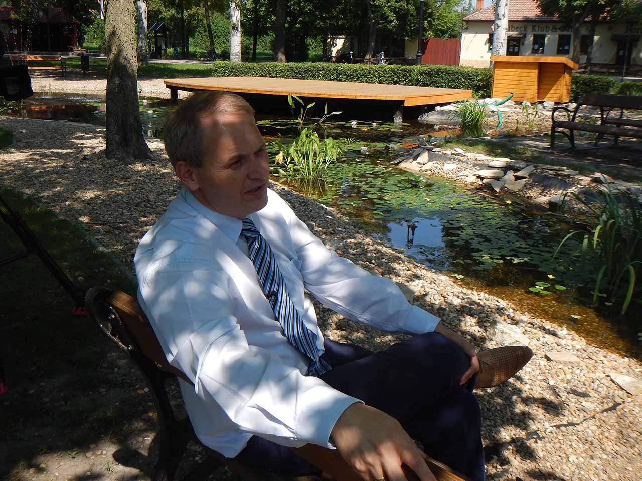 Bürgermeister Róbert Molnár kritisiert die Regierung - statt zu helfen, baut sie einen sinnlosen Zaun entlang der serbischen Grenze.