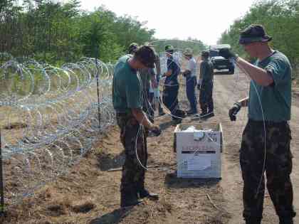 Der NATO - Stacheldraht ist nur die erste Hürde. Dahinter soll noch ein fast vier Meter hoher Zaun gebaut werden. Foto: BR | Attila Poth